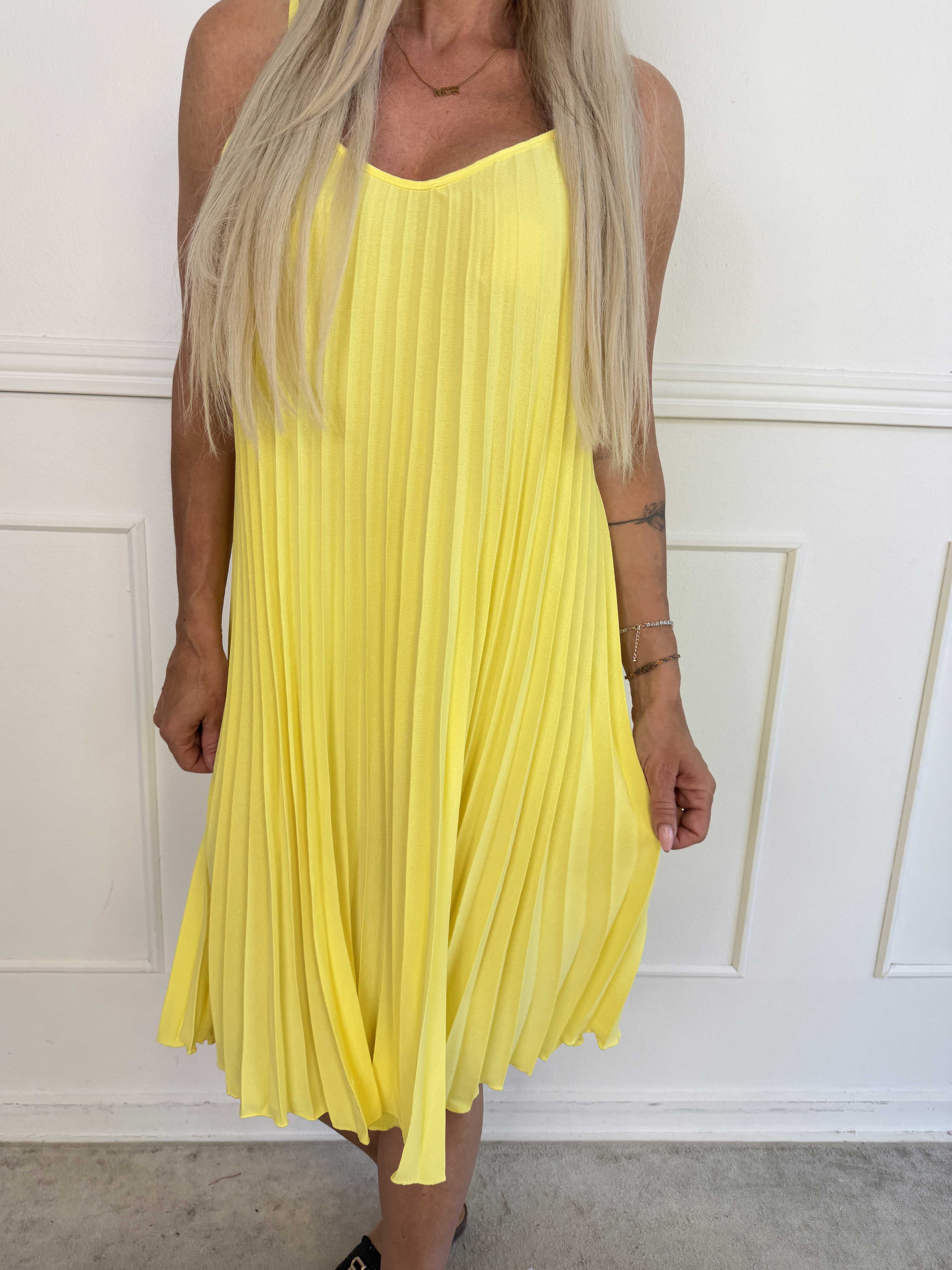Tonia Short - Elegant plisseret plus size kjole i en blød og let viskoseblanding
